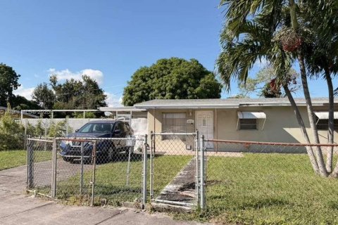 Дом в Майами, Флорида 4 спальни, 115.48м2 № 2005945