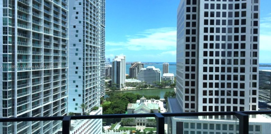 Кондоминиум с 2 спальнями в Майами, Флорида № 2036347