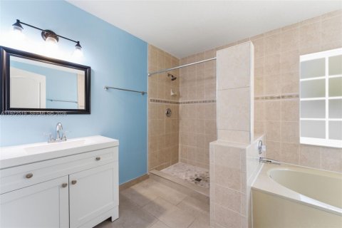 House in Miami, Florida 3 bedrooms, 160.35 sq.m. № 2033496 - photo 21