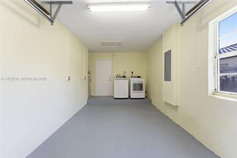 House in Miami, Florida 3 bedrooms, 160.35 sq.m. № 2033496 - photo 12