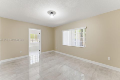 House in Miami, Florida 3 bedrooms, 160.35 sq.m. № 2033496 - photo 17