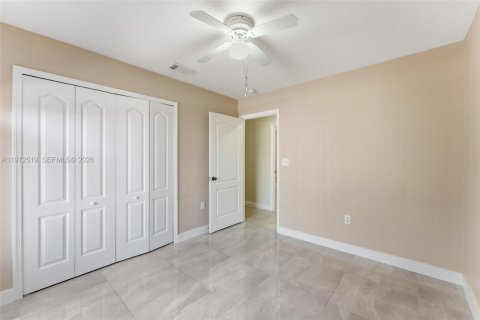 House in Miami, Florida 3 bedrooms, 160.35 sq.m. № 2033496 - photo 15