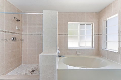 House in Miami, Florida 3 bedrooms, 160.35 sq.m. № 2033496 - photo 22