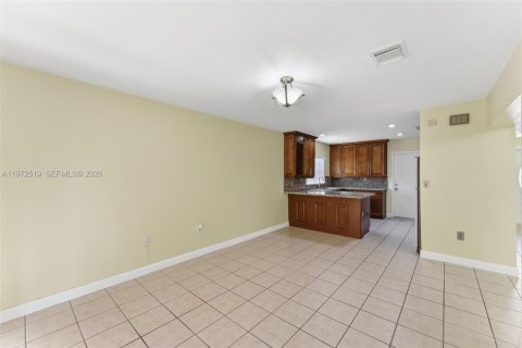 House in Miami, Florida 3 bedrooms, 160.35 sq.m. № 2033496 - photo 8