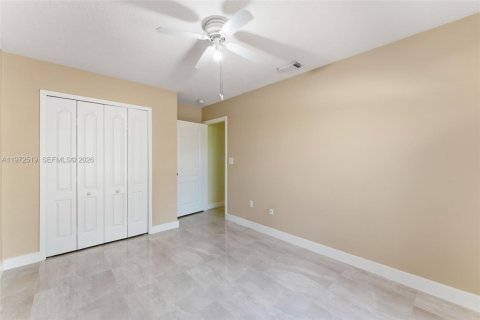 House in Miami, Florida 3 bedrooms, 160.35 sq.m. № 2033496 - photo 20