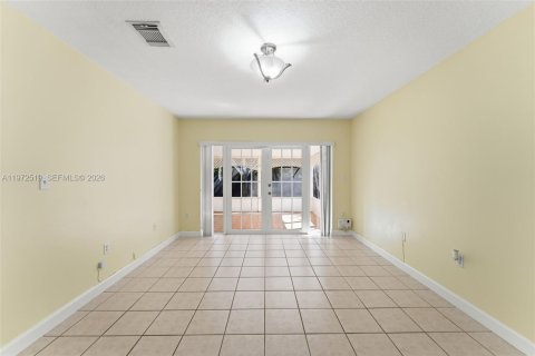 House in Miami, Florida 3 bedrooms, 160.35 sq.m. № 2033496 - photo 11