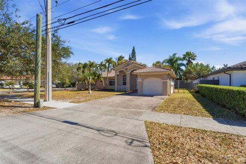 House in Miami, Florida 3 bedrooms, 160.35 sq.m. № 2033496 - photo 2