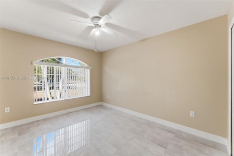 House in Miami, Florida 3 bedrooms, 160.35 sq.m. № 2033496 - photo 19