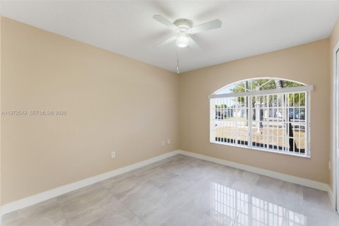House in Miami, Florida 3 bedrooms, 160.35 sq.m. № 2033496 - photo 14