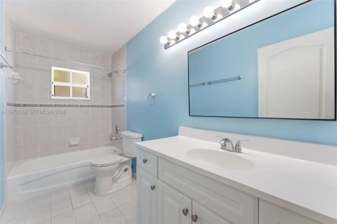 House in Miami, Florida 3 bedrooms, 160.35 sq.m. № 2033496 - photo 16