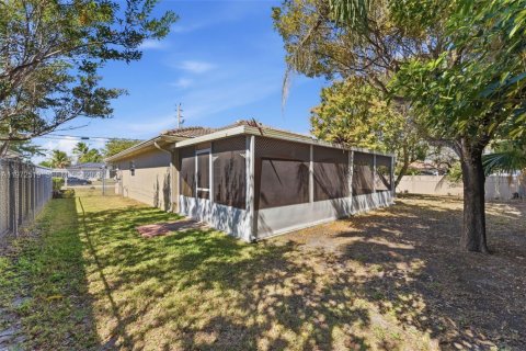 House in Miami, Florida 3 bedrooms, 160.35 sq.m. № 2033496 - photo 26