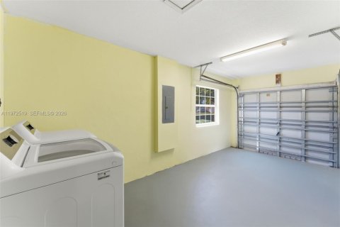 House in Miami, Florida 3 bedrooms, 160.35 sq.m. № 2033496 - photo 13