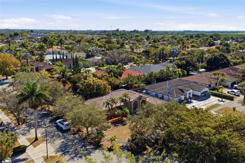 House in Miami, Florida 3 bedrooms, 160.35 sq.m. № 2033496 - photo 30