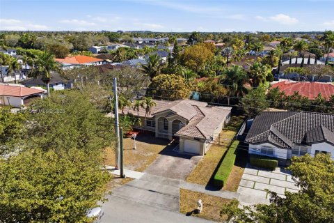 House in Miami, Florida 3 bedrooms, 160.35 sq.m. № 2033496 - photo 27