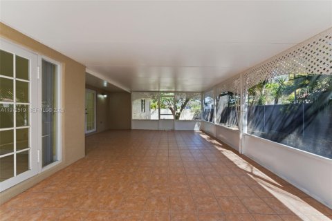 House in Miami, Florida 3 bedrooms, 160.35 sq.m. № 2033496 - photo 24