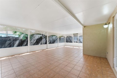 House in Miami, Florida 3 bedrooms, 160.35 sq.m. № 2033496 - photo 23