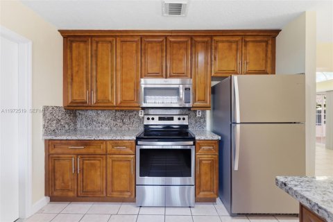 House in Miami, Florida 3 bedrooms, 160.35 sq.m. № 2033496 - photo 9