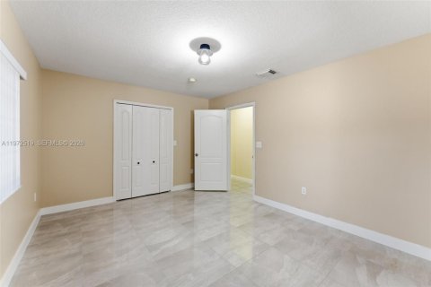 House in Miami, Florida 3 bedrooms, 160.35 sq.m. № 2033496 - photo 18