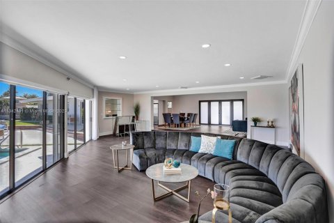 Villa ou maison à louer à Miami, Floride: 6 chambres, 320.14 m2 № 1984764 - photo 15