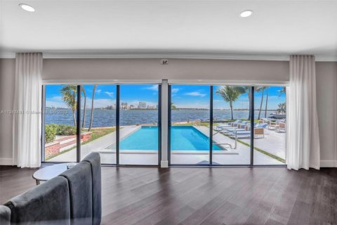 Villa ou maison à louer à Miami, Floride: 6 chambres, 320.14 m2 № 1984764 - photo 1