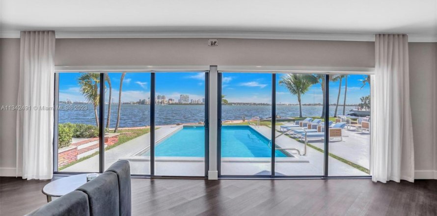 Villa ou maison à Miami, Floride 6 chambres, 320.14 m2 № 1984764