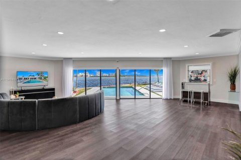 Villa ou maison à louer à Miami, Floride: 6 chambres, 320.14 m2 № 1984764 - photo 13