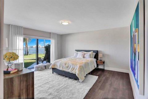 Villa ou maison à louer à Miami, Floride: 6 chambres, 320.14 m2 № 1984764 - photo 24