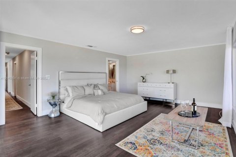 Villa ou maison à louer à Miami, Floride: 6 chambres, 320.14 m2 № 1984764 - photo 16