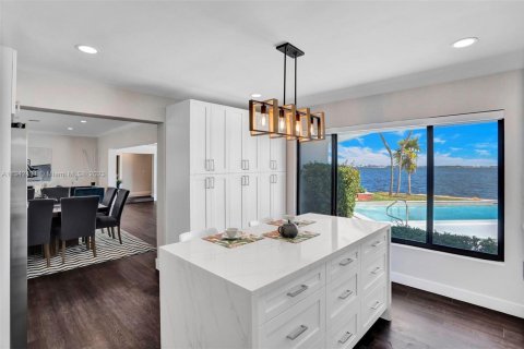 Villa ou maison à louer à Miami, Floride: 6 chambres, 320.14 m2 № 1984764 - photo 12