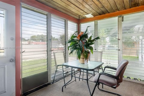 Купить виллу или дом в Майами, Флорида 2 спальни, 130.99м2, № 1972456 - фото 4