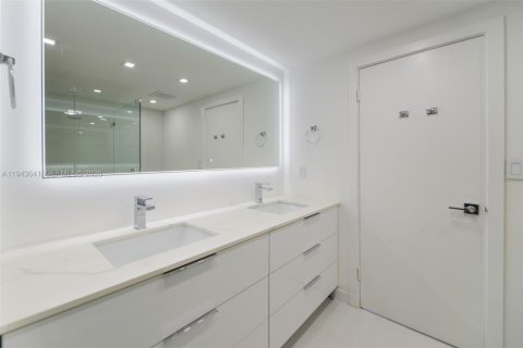 Condo in Bal Harbour, Florida, 2 bedrooms № 2000543 - photo 13