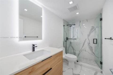 Condo in Bal Harbour, Florida, 2 bedrooms № 2000543 - photo 16