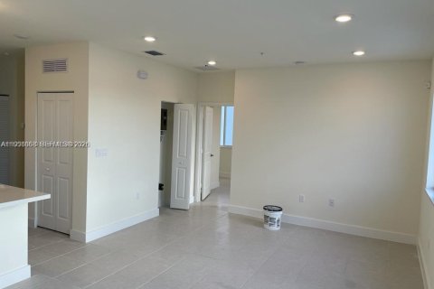 Condominio en alquiler en Doral, Florida, 3 dormitorios, 102.38 m2 № 2011181 - foto 2