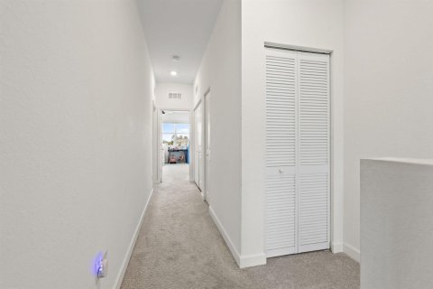 Townhouse in Port St. Lucie, Florida 3 bedrooms, 169.18 sq.m. № 2175770 - photo 16