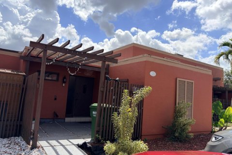 Apartment in Pembroke Pines, Florida 3 bedrooms, 126.25 sq.m. № 2193289