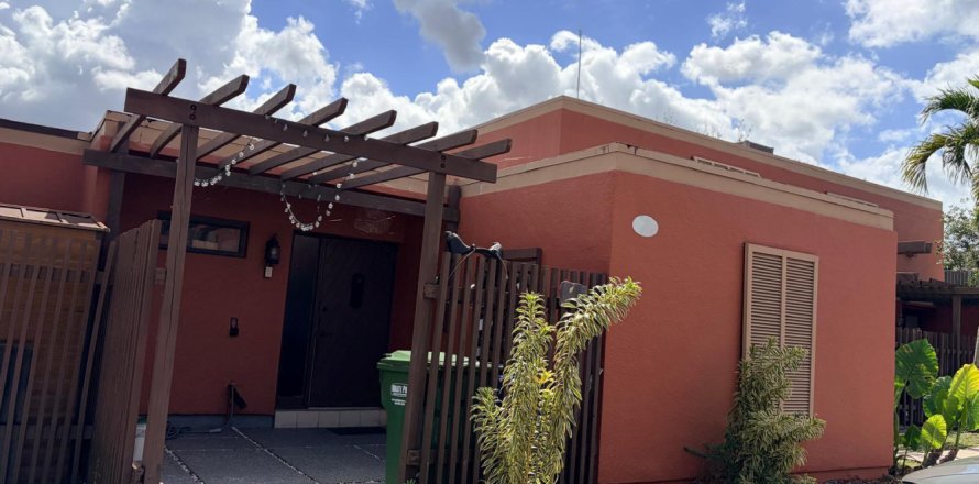 Apartment in Pembroke Pines, Florida 3 bedrooms, 126.25 sq.m. № 2193289
