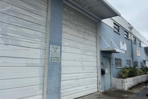 Immobilier commercial à vendre à Medley, Floride № 2049744 - photo 1