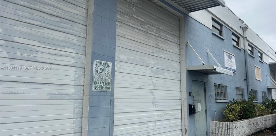 Immobilier commercial à Medley, Floride № 2049744