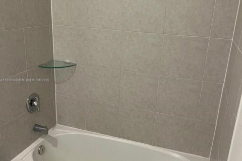 Touwnhouse à louer à Miami, Floride: 4 chambres, 173.91 m2 № 1933248 - photo 16