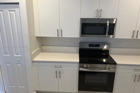 Touwnhouse à louer à Miami, Floride: 4 chambres, 173.91 m2 № 1933248 - photo 10