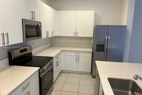 Touwnhouse à louer à Miami, Floride: 4 chambres, 173.91 m2 № 1933248 - photo 8