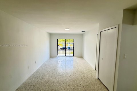 Condominio en alquiler en Miami, Florida, 2 dormitorios, 74.32 m2 № 1978013 - foto 4