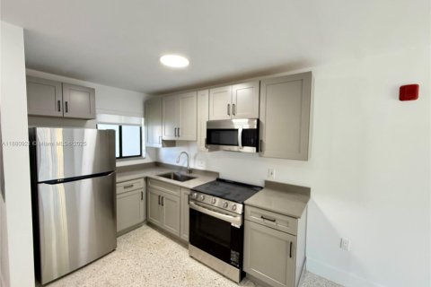 Condominio en alquiler en Miami, Florida, 2 dormitorios, 74.32 m2 № 1978013 - foto 2