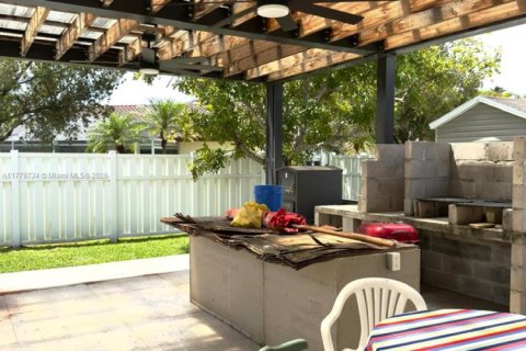 House in Coral Springs, Florida 4 bedrooms, 212.37 sq.m. № 1865504 - photo 16