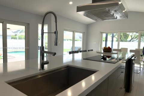 House in Coral Springs, Florida 4 bedrooms, 212.37 sq.m. № 1865504 - photo 3
