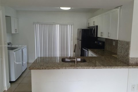 Снять в аренду таунхаус в Майами, Флорида 2 спальни, 76.92м2, № 2000375 - фото 4