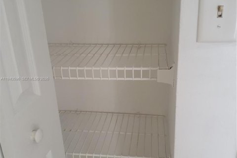 Снять в аренду таунхаус в Майами, Флорида 2 спальни, 76.92м2, № 2000375 - фото 15