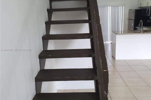 Снять в аренду таунхаус в Майами, Флорида 2 спальни, 76.92м2, № 2000375 - фото 14