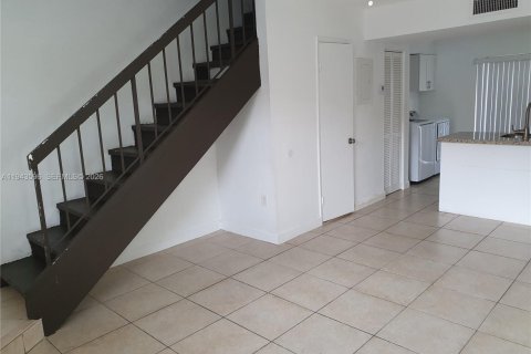 Снять в аренду таунхаус в Майами, Флорида 2 спальни, 76.92м2, № 2000375 - фото 12