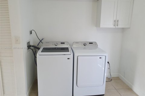 Снять в аренду таунхаус в Майами, Флорида 2 спальни, 76.92м2, № 2000375 - фото 8